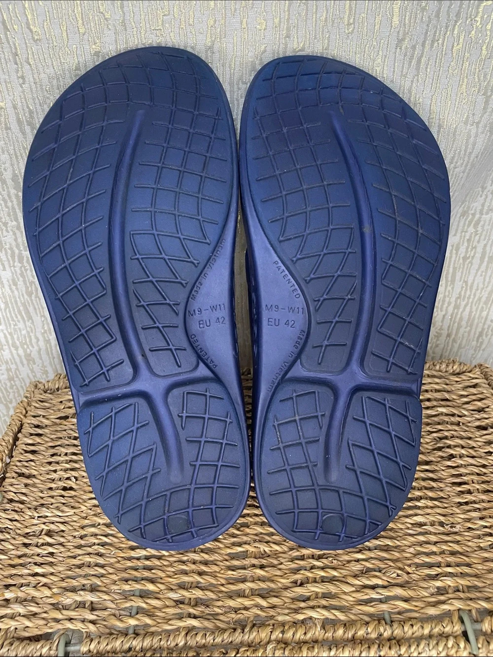 OOFOS Men's Navy Blue Recovery Flip Flops Sz 9 MINT